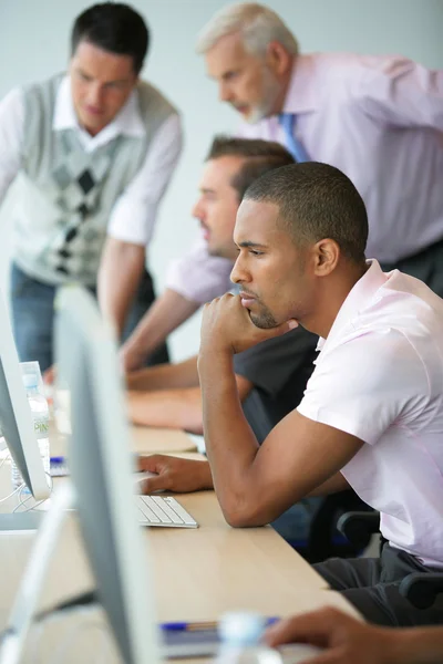 Trabalhadores de escritório em computadores — Fotografia de Stock