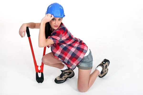 Kvinnlig arbetstagare med tång. — Stockfoto