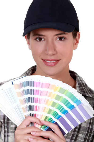 En kvinna med en färgmodell. — Stockfoto