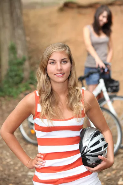 Flickor cykling i skogen — Stockfoto
