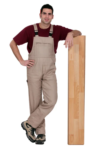 Mann mit Holzboden — Stockfoto