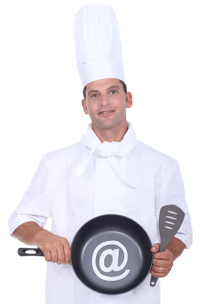 Чоловічий шеф-кухар тримає сковороду — стокове фото
