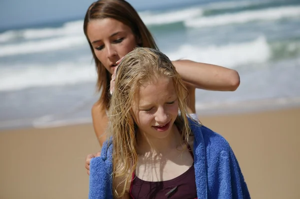 Two young sisters at the beach — Stock Photo, Image