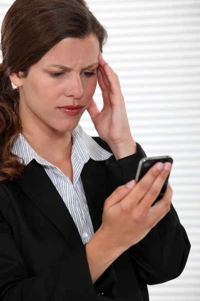 Businesswoman receiving bad news on her cell — Stock Photo, Image
