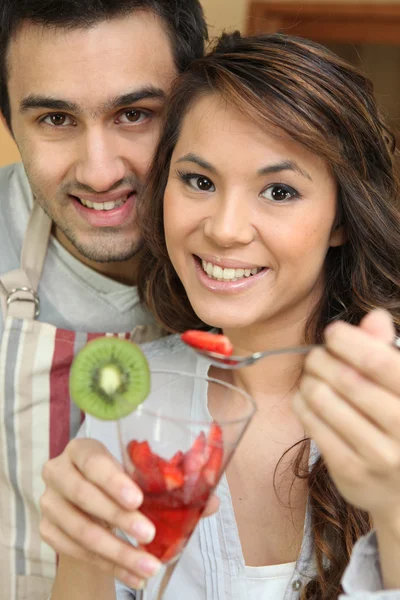Casal comer salada de frutas — Fotografia de Stock