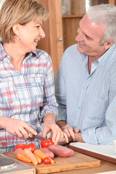 Äldre par förbereda grönsaker — Stockfoto