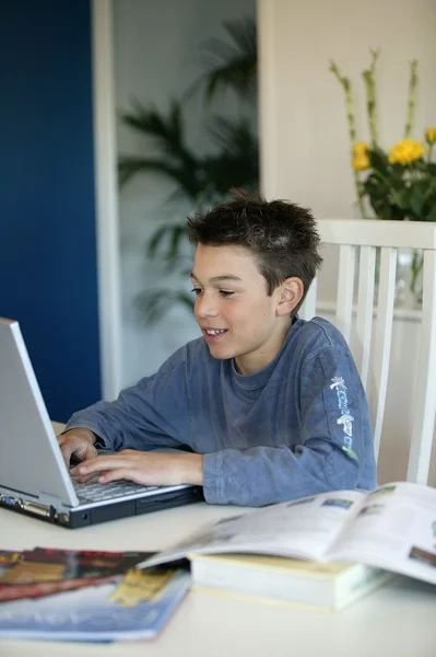 Chlapce baví na jeho laptopu — Stock fotografie