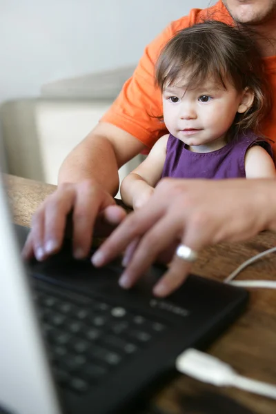 Père et fille utilisant l'ordinateur — Photo
