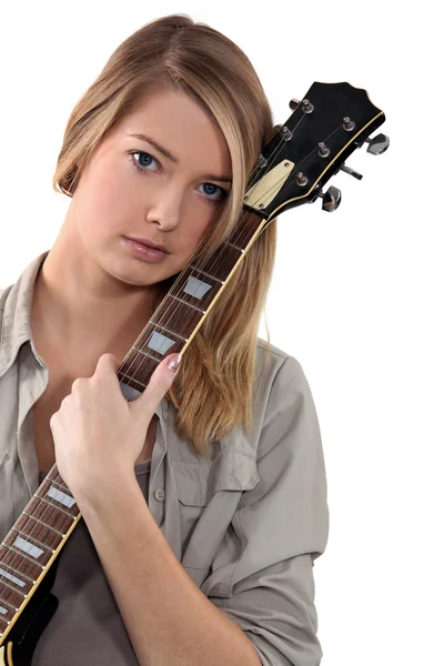 Blonďatá dospívající dívka pózuje s kytarou — Stock fotografie