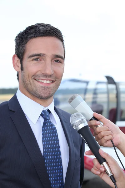 Man being interviewed by the media — Stock Photo, Image