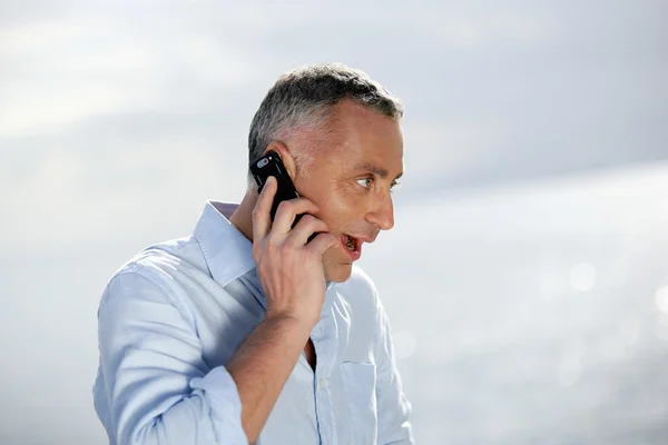 Zaskoczony mężczyzna rozmawia przez telefon — Zdjęcie stockowe