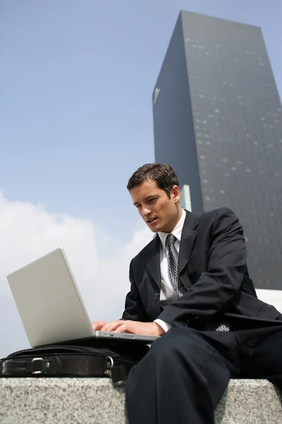 Uomo d'affari che utilizza il WiFi pubblico gratuito — Foto Stock
