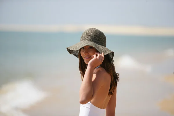 Atrakcyjna kobieta w kapeluszu miękki na plaży — Zdjęcie stockowe