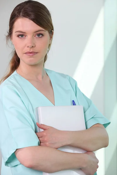 Enfermeira segurando laptop — Fotografia de Stock