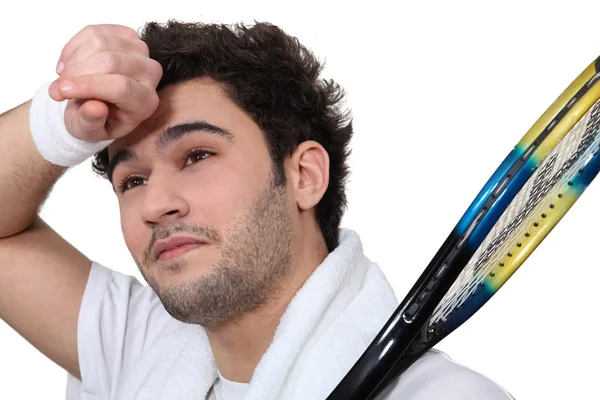 Het zweet van zijn voorhoofd afvegen tennisser — Stockfoto