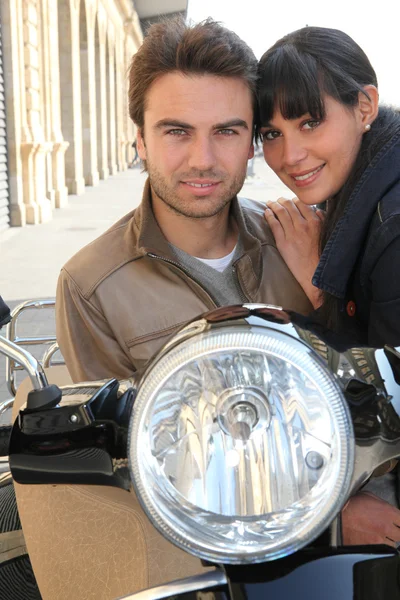 Junges Paar auf einem Motorroller — Stockfoto
