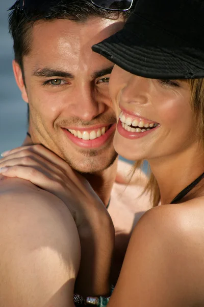 Para przytulanie na plaży — Zdjęcie stockowe
