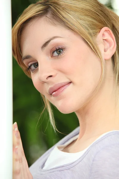 Close-up van een mooie jonge vrouw in een tuin — Stockfoto