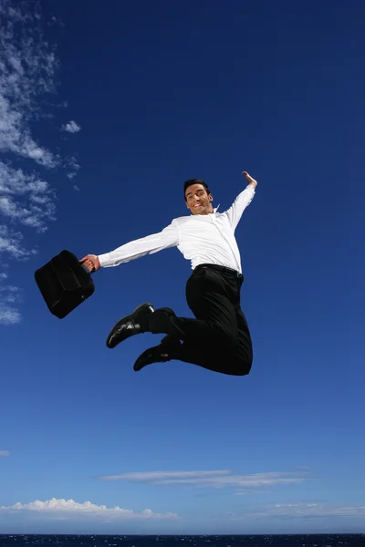 Успешный бизнесмен прыгает в воздух — стоковое фото