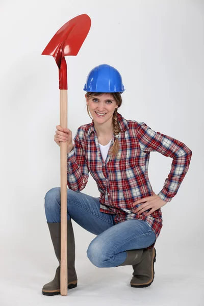 Eine Heimwerkerin mit einer Schaufel. — Stockfoto
