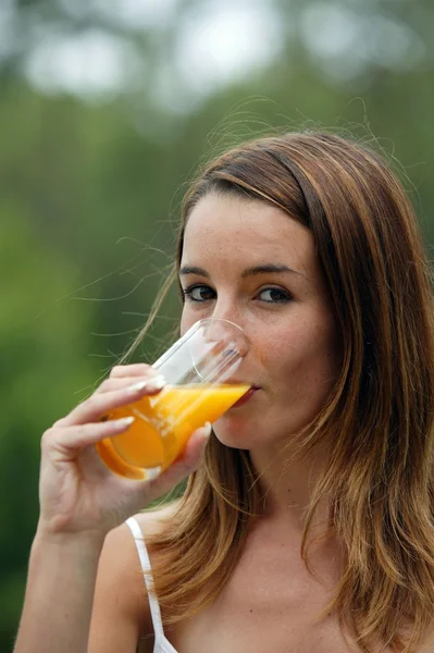 Woman drinking juice outdoors — Stock Photo, Image