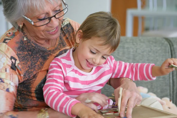 Бабуся і внучка, грати в гру — стокове фото