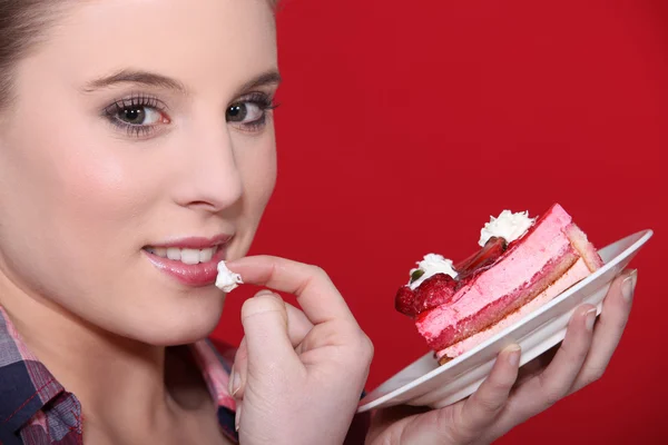 Kvinna frestas av en bit av kakan — Stockfoto