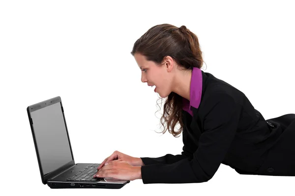 Donna d'affari sdraiata con computer portatile — Foto Stock