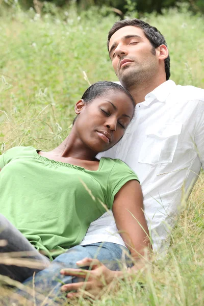 Couple relaxing in the park — Stock Photo, Image
