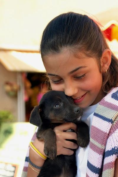 Genç kız köpek yavrusu sarılma — Stok fotoğraf