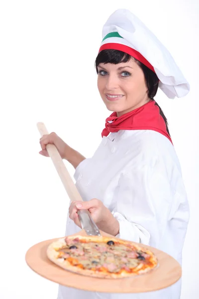 イタリアのシェフはピザを作る — ストック写真