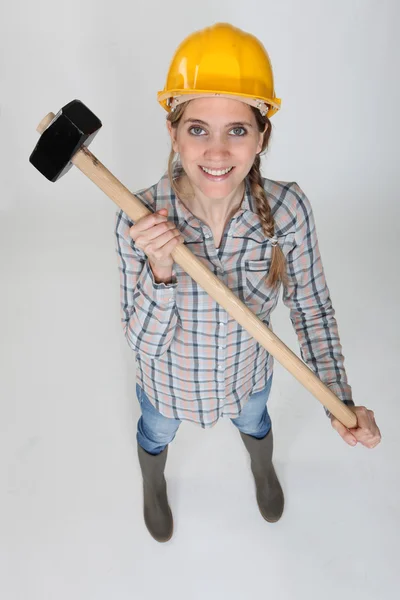 Handwerkerin mit dem Holzhammer — Stockfoto