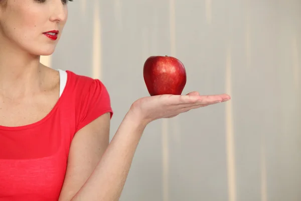 Γυναίκα που κρατάει ένα μήλο — Φωτογραφία Αρχείου