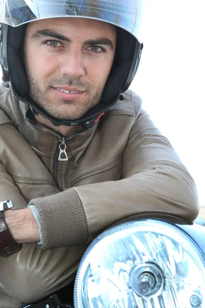 Genç adam bir motosiklet üzerinde — Stok fotoğraf