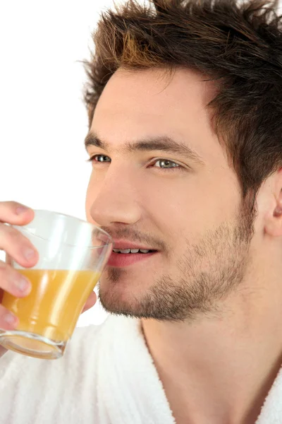 Homme buvant un verre de jus d'orange — Photo