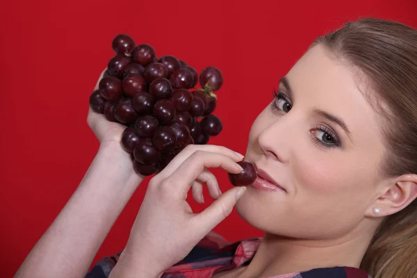 Frau isst Weintrauben — Stockfoto
