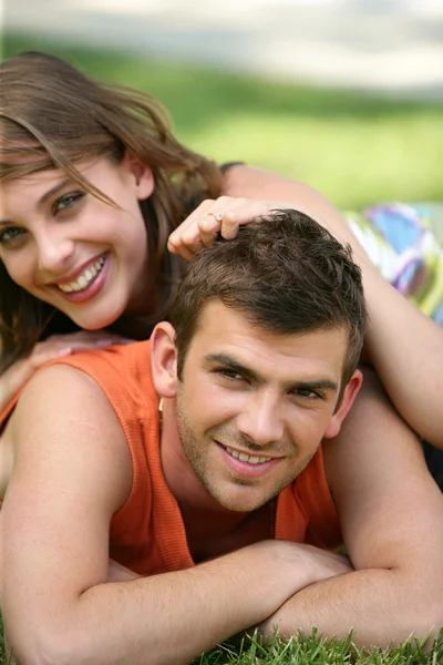 Couple lying on the grass — Stock Photo, Image