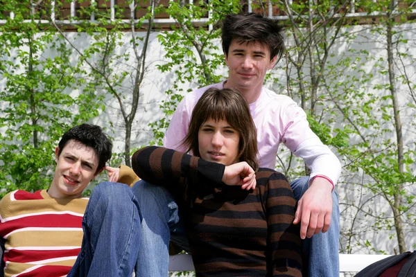 Teens gathered outside school — Stock Photo, Image