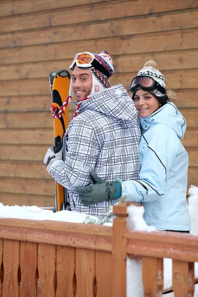 スキーヤーの若いカップル — ストック写真