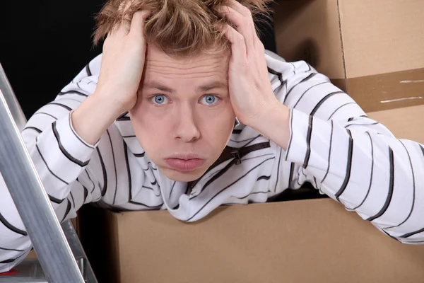 Overwhelmed man on moving day — Stock Photo, Image