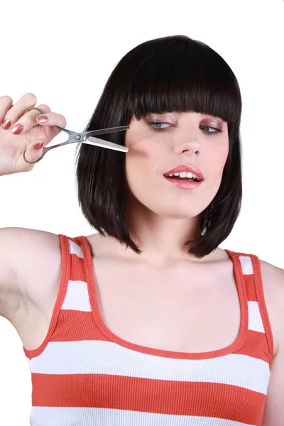 Giovane donna che taglia la frangia — Foto Stock