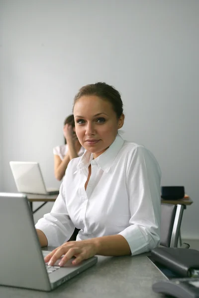 Femme d'affaires assis à son bureau — Photo