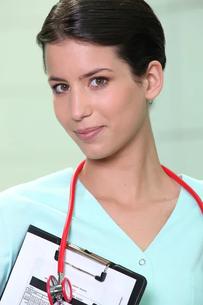 Zdravotník s schránky a stetoskopem — Stock fotografie