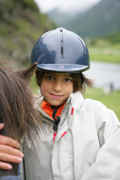 Маленький мальчик собирается скакать на лошади — стоковое фото