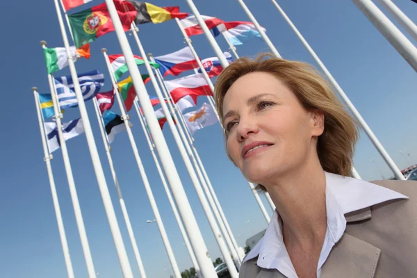 Femme d'affaires avec drapeaux . — Photo