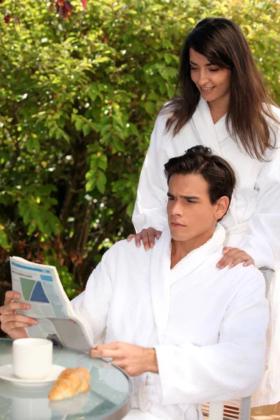 Jovem casal de manhã vestindo roupão de banho em um terraço — Fotografia de Stock