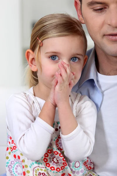 Babasının küçük kızı holding — Stok fotoğraf