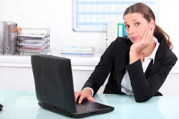 Affärskvinna uttråkad på jobbet — Stockfoto