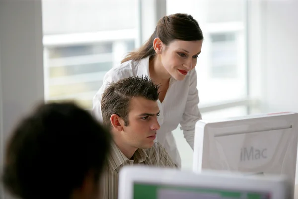 Dos empresarios mirando atentamente a la pantalla de la computadora — Foto de Stock