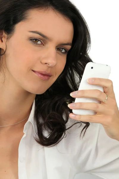Brunette vrouw op zoek naar mobiel — Stockfoto